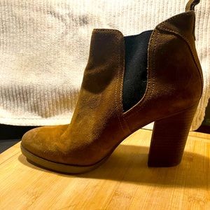 Marc Fisher brown suede with black detail. Heeled size 8.5